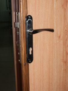 Двери-входные-металлические-ручка-на-планке-Каменское-Двери24
